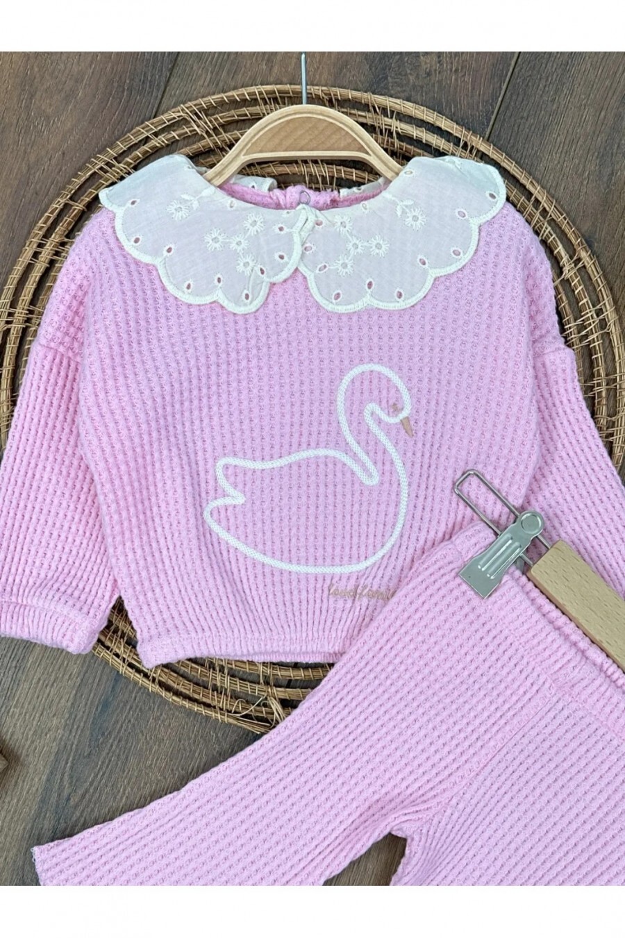 Triko Şeker Pembe Süzene nakışlı yaka güpürlü ispanyol paça pamuklu kız bebek takım