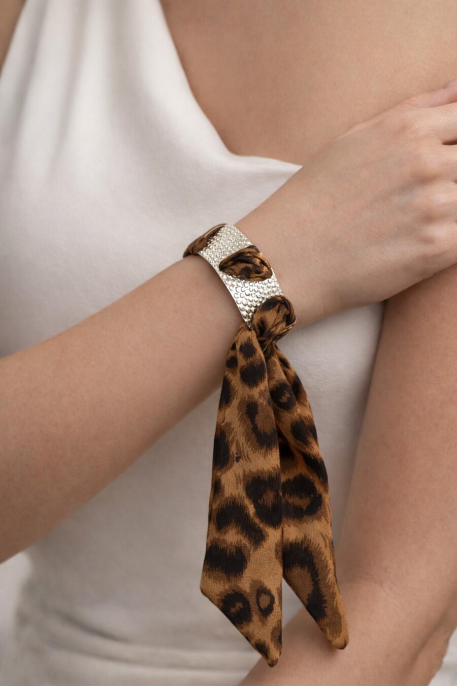 Leopar Fularlı Gold Renk Kelepçe 67