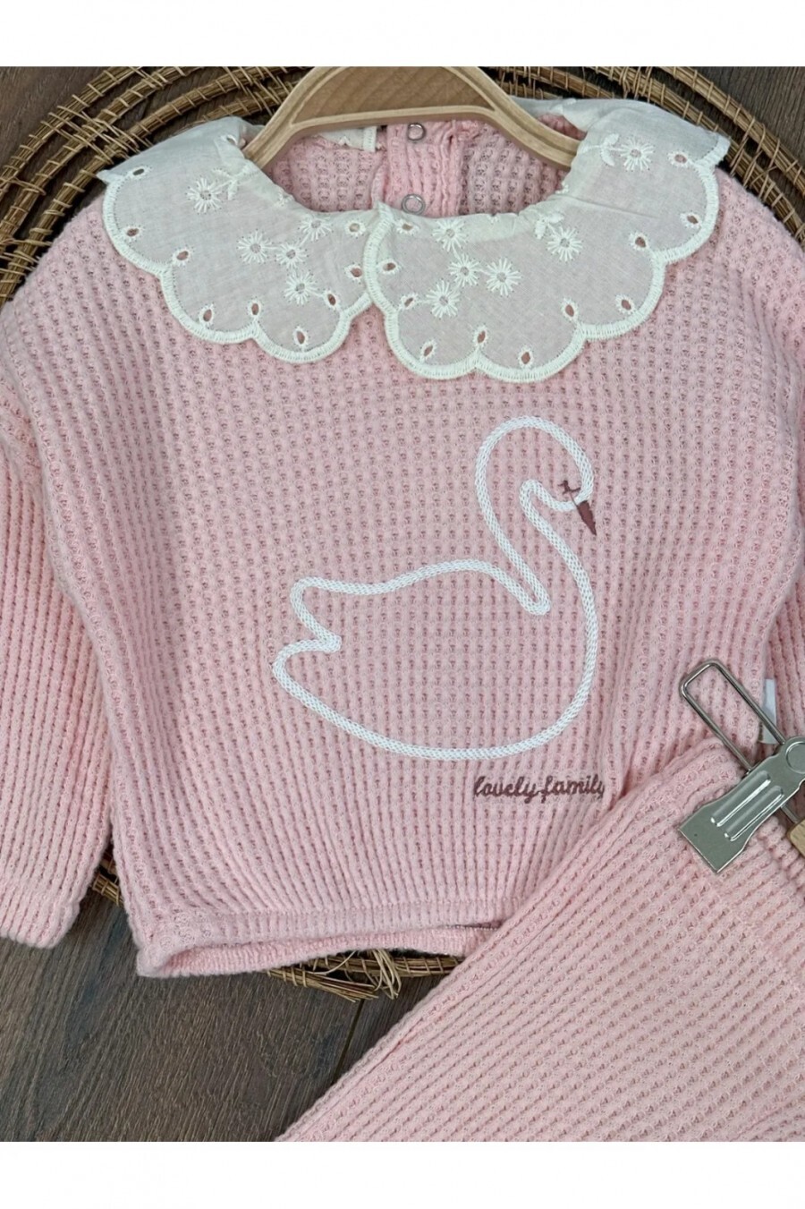 Triko Pudra pembe süzene nakışlı yaka güpürlü ispanyol paça pamuklu kız bebek takım