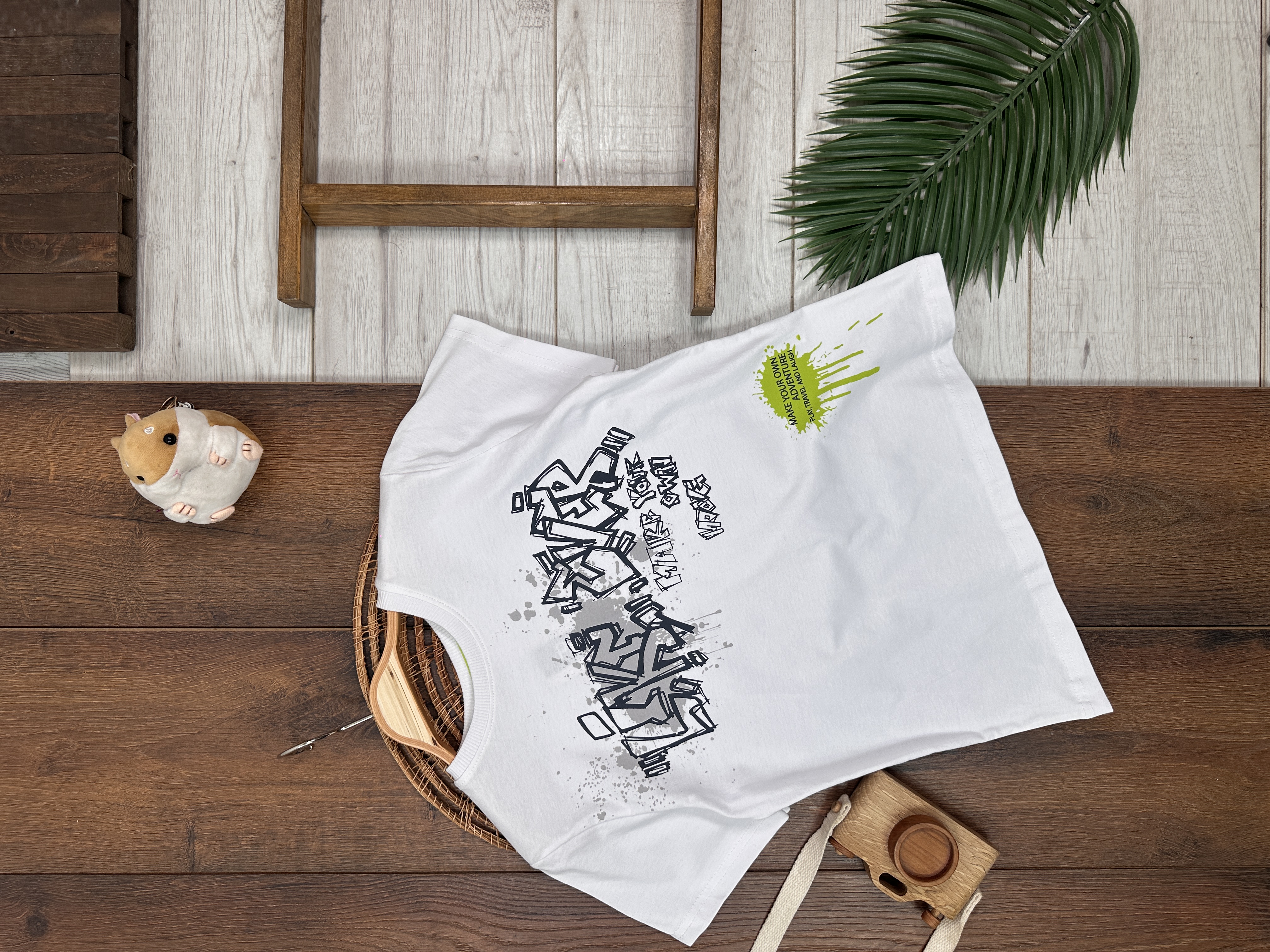 ERKEK ÇOCUK PAMUKLU GRAFFİTİ DETAYLI YUVARLAK, BİSİKLET YAKALI BEYAZ T-SHIRT