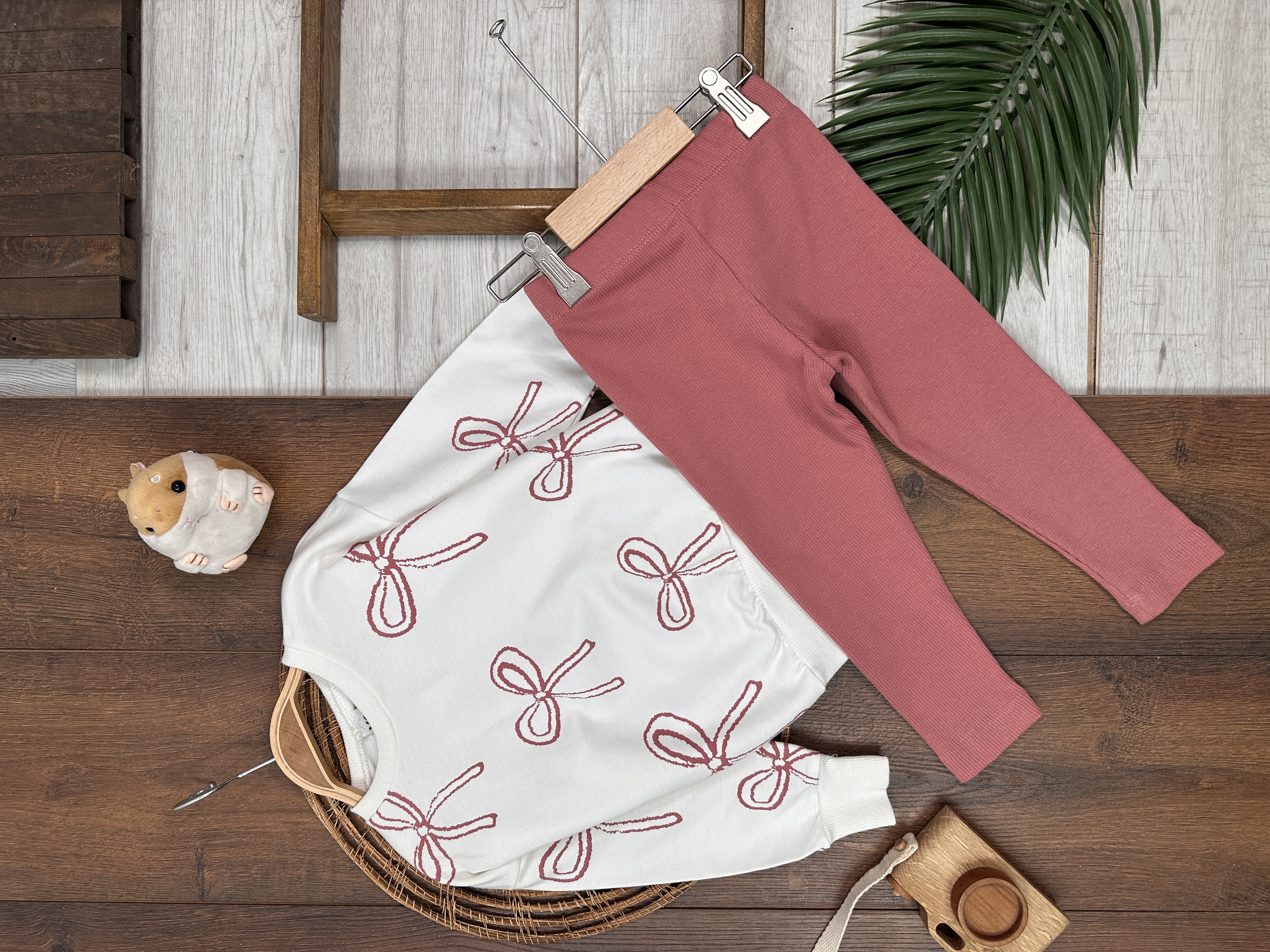 PEMBE RENK BİSİKLET YAKA PAÇALARI LASTİKLİ BELİ LASTİKLİ 2 PARÇA KIZ BEBEK ALT ÜST TAKIM