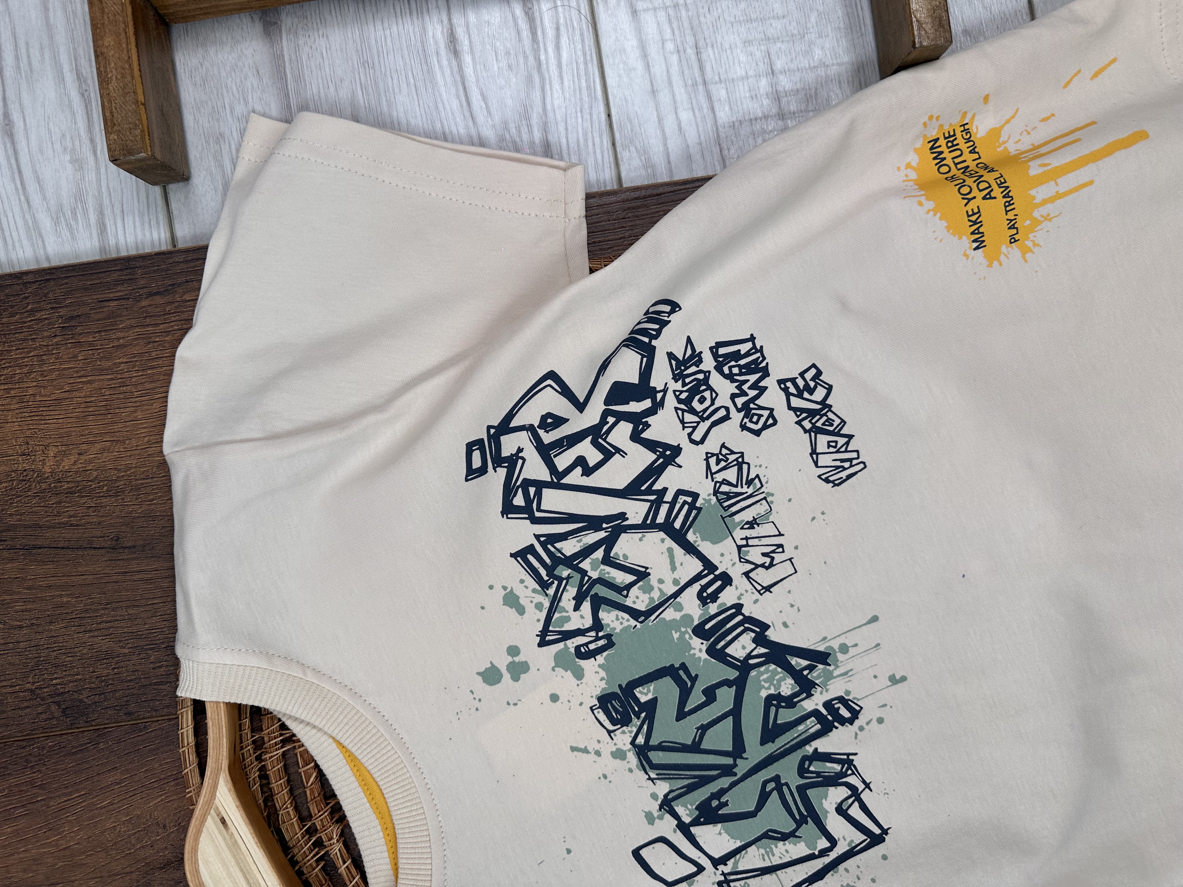 ERKEK ÇOCUK PAMUKLU GRAFFİTİ DETAYLI YUVARLAK, BİSİKLET YAKALI GRI T-SHIRT