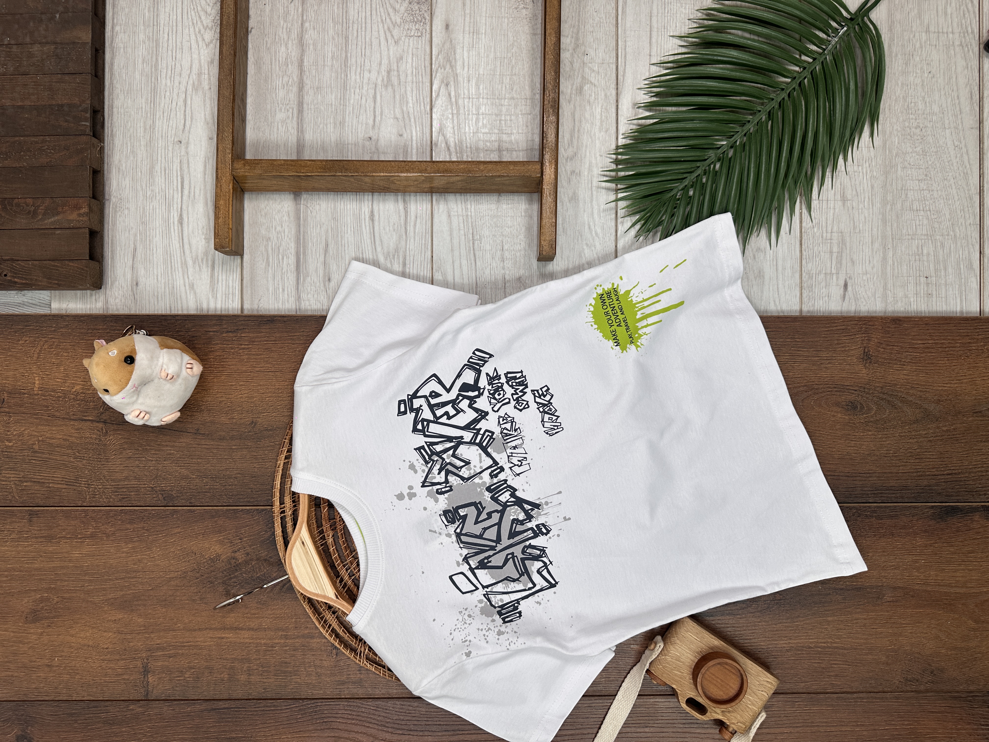 ERKEK ÇOCUK PAMUKLU GRAFFİTİ DETAYLI YUVARLAK, BİSİKLET YAKALI BEYAZ T-SHIRT