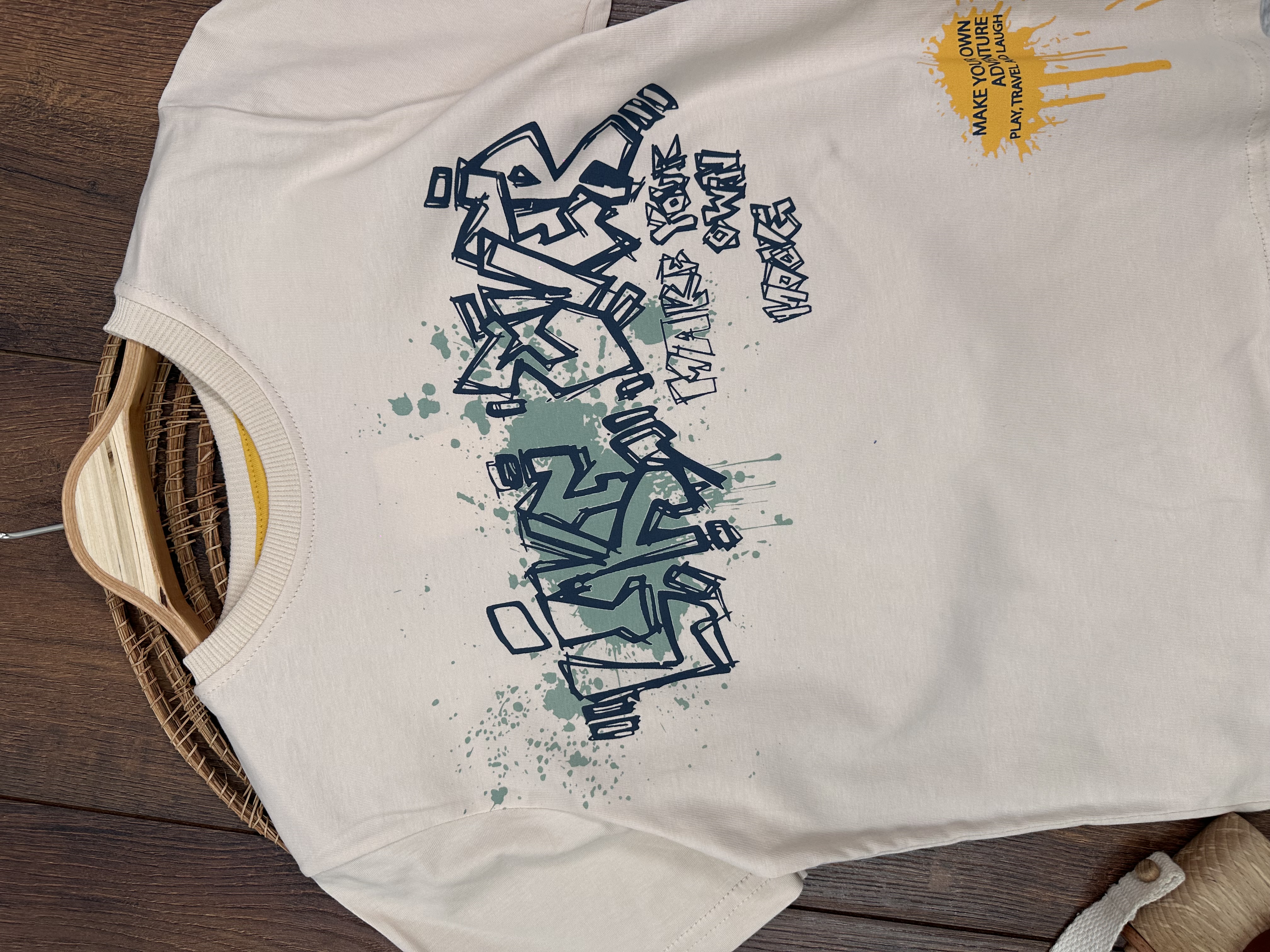 ERKEK ÇOCUK PAMUKLU GRAFFİTİ DETAYLI YUVARLAK, BİSİKLET YAKALI GRI T-SHIRT