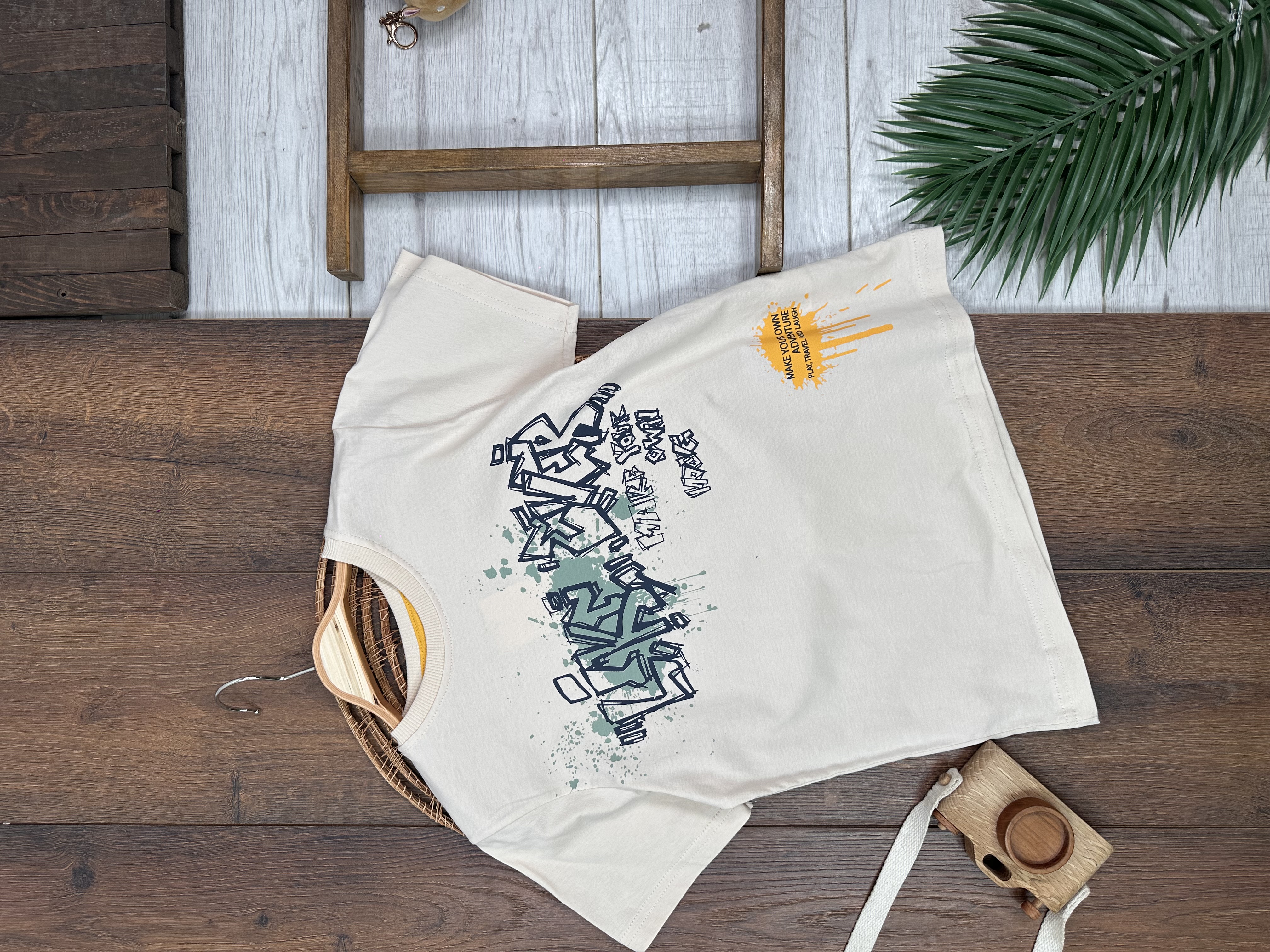 ERKEK ÇOCUK PAMUKLU GRAFFİTİ DETAYLI YUVARLAK, BİSİKLET YAKALI GRI T-SHIRT
