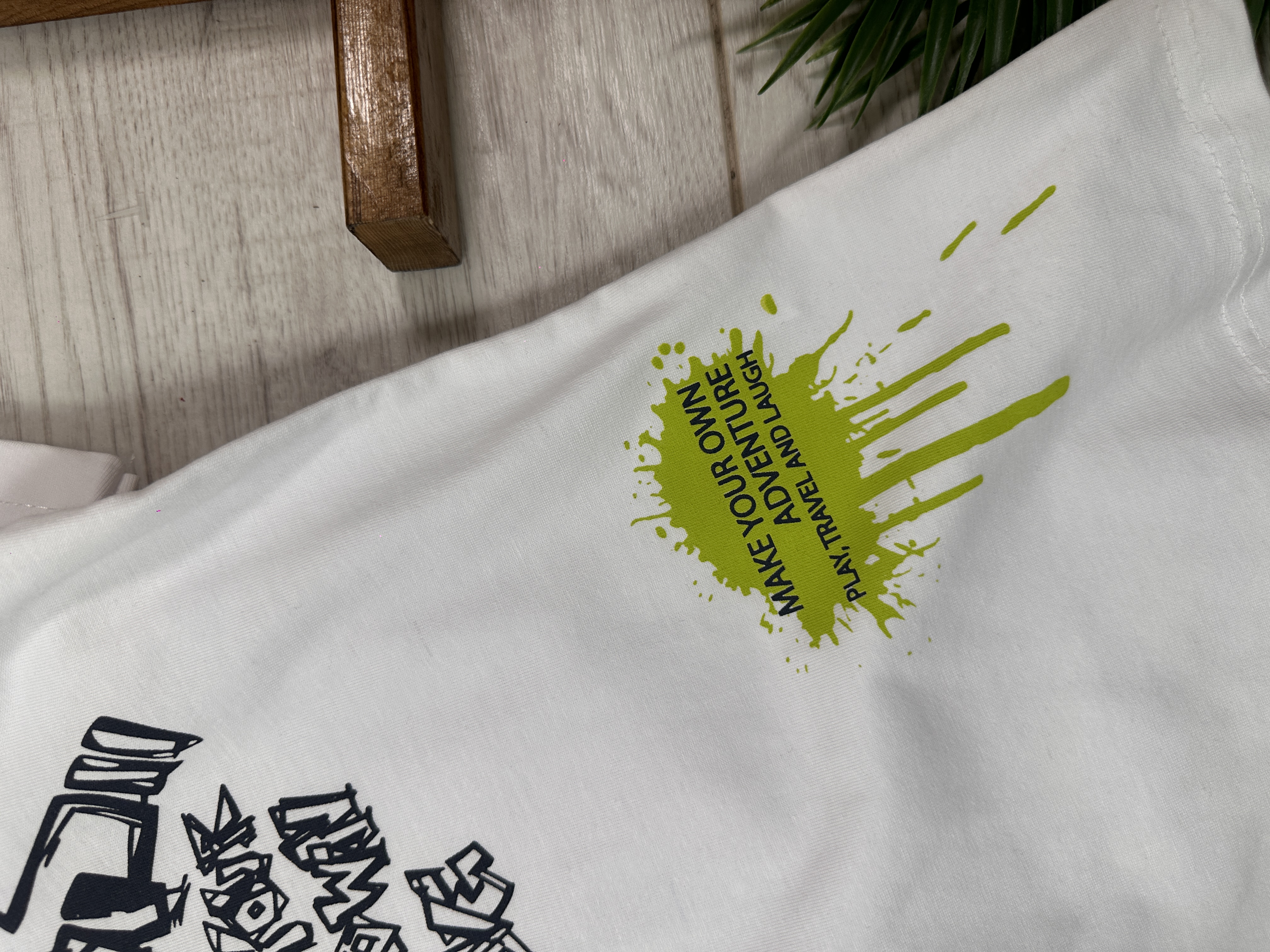 ERKEK ÇOCUK PAMUKLU GRAFFİTİ DETAYLI YUVARLAK, BİSİKLET YAKALI BEYAZ T-SHIRT