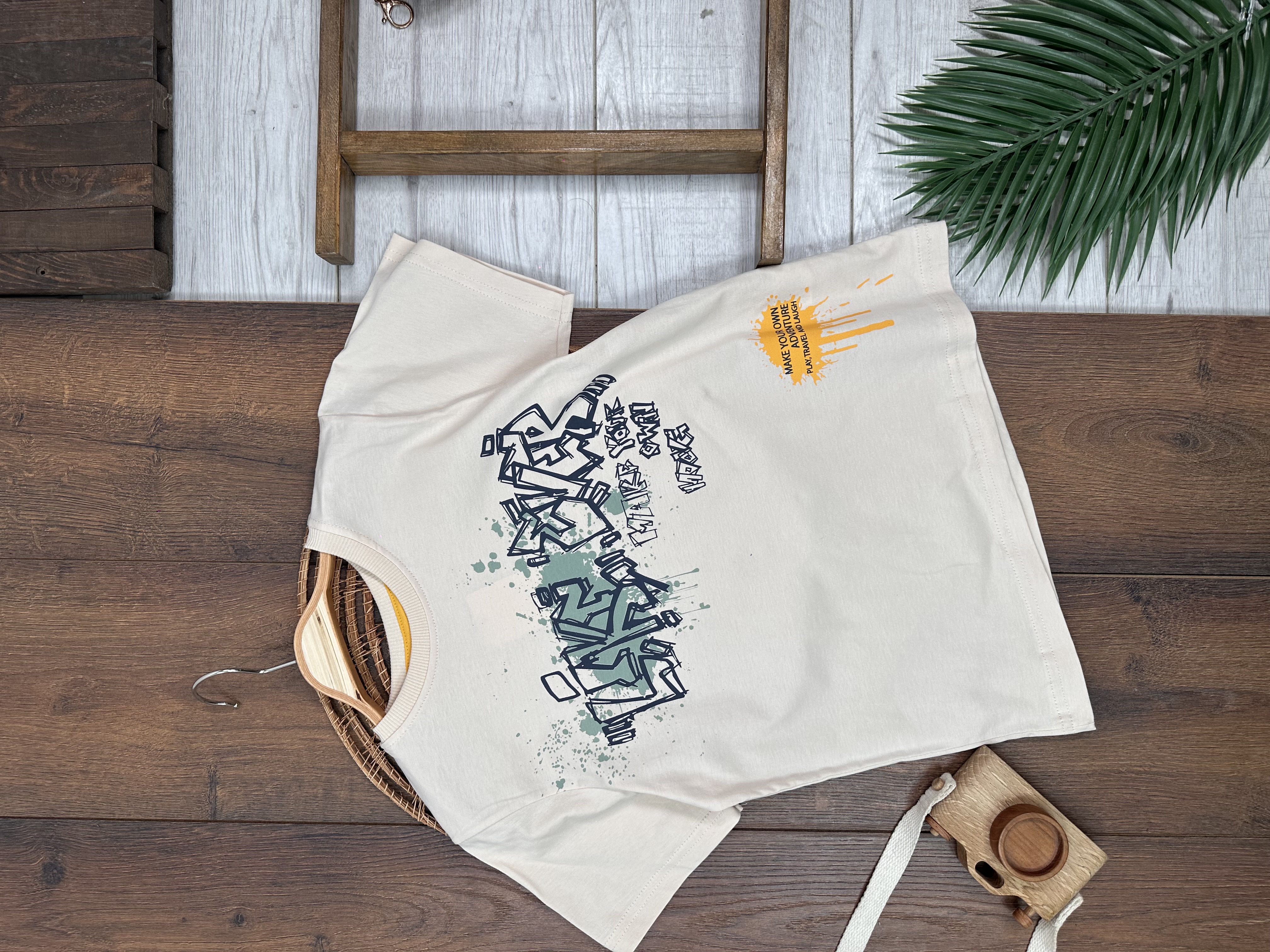 ERKEK ÇOCUK PAMUKLU GRAFFİTİ DETAYLI YUVARLAK, BİSİKLET YAKALI GRI T-SHIRT