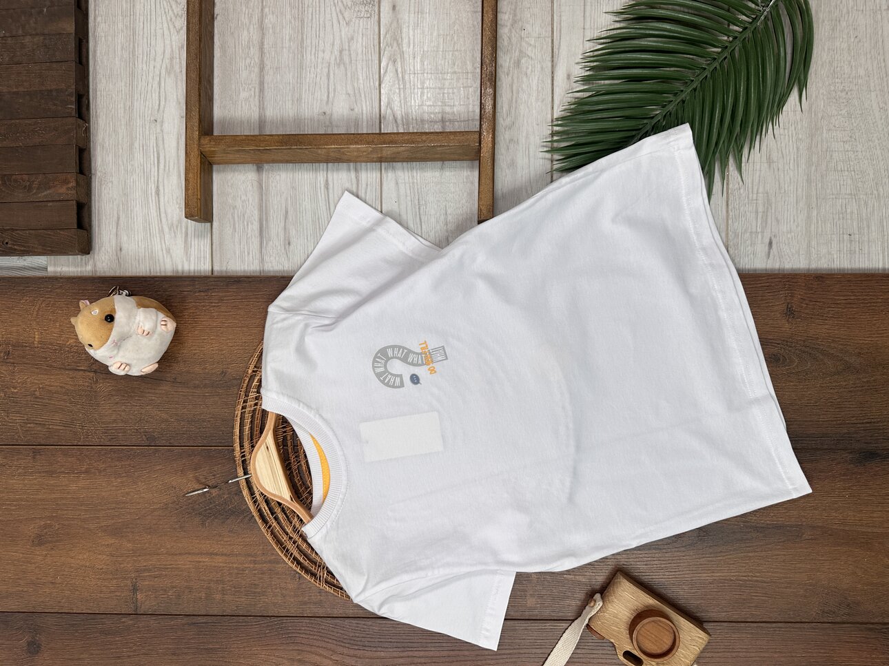 BEYAZ RENK ERKEK ÇOCUK BİSİKLET YAKA SORU İŞARETİ BASKILI PAMUKLU KISA KOLLU BEYAZ TSHIRT