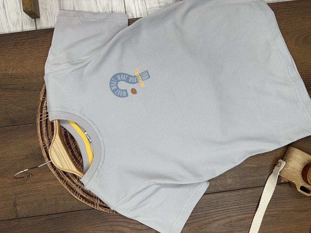 GRI RENK ERKEK ÇOCUK BİSİKLET YAKA SORU İŞARETİ BASKILI PAMUKLU KISA KOLLU BEYAZ TSHIRT