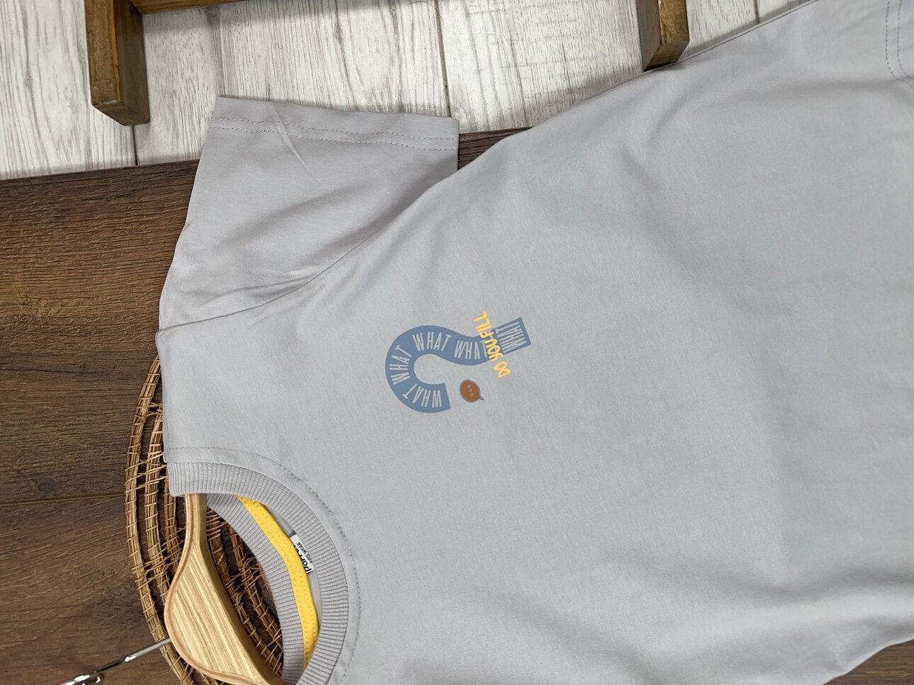 GRI RENK ERKEK ÇOCUK BİSİKLET YAKA SORU İŞARETİ BASKILI PAMUKLU KISA KOLLU BEYAZ TSHIRT