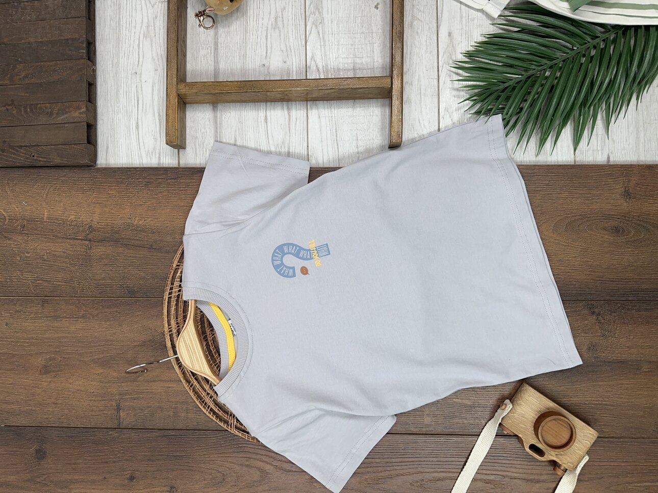 GRI RENK ERKEK ÇOCUK BİSİKLET YAKA SORU İŞARETİ BASKILI PAMUKLU KISA KOLLU BEYAZ TSHIRT