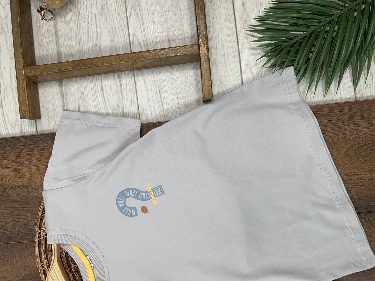 GRI RENK ERKEK ÇOCUK BİSİKLET YAKA SORU İŞARETİ BASKILI PAMUKLU KISA KOLLU BEYAZ TSHIRT