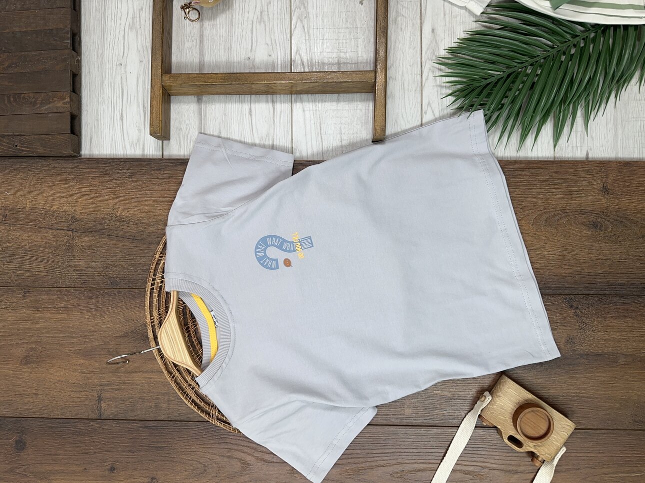 GRI RENK ERKEK ÇOCUK BİSİKLET YAKA SORU İŞARETİ BASKILI PAMUKLU KISA KOLLU BEYAZ TSHIRT