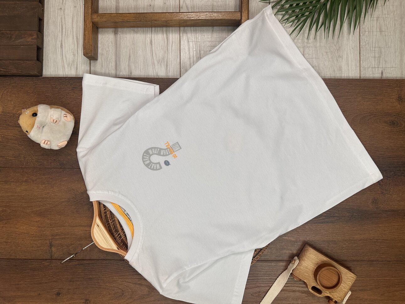 BEYAZ RENK ERKEK ÇOCUK BİSİKLET YAKA SORU İŞARETİ BASKILI PAMUKLU KISA KOLLU BEYAZ TSHIRT