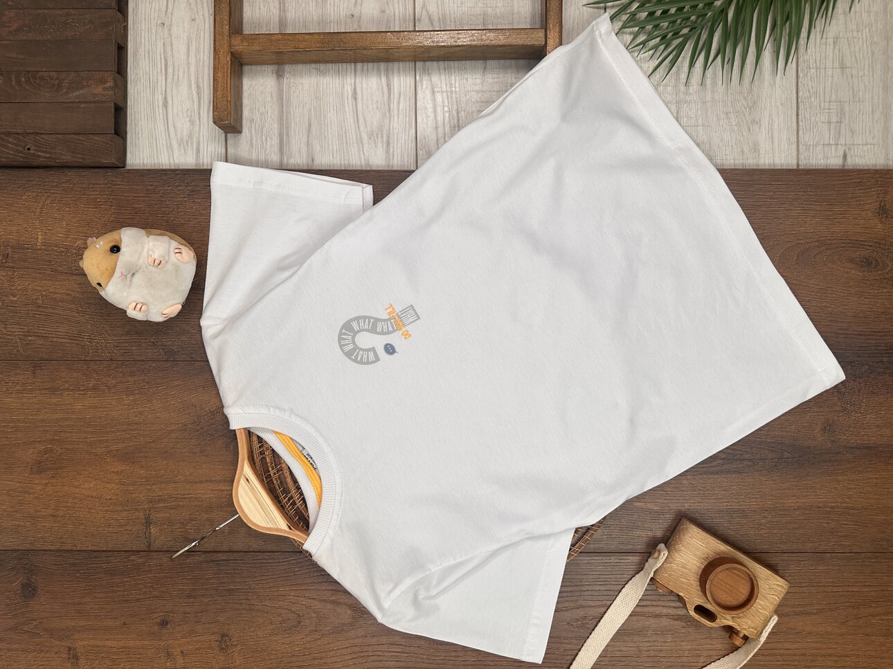 BEYAZ RENK ERKEK ÇOCUK BİSİKLET YAKA SORU İŞARETİ BASKILI PAMUKLU KISA KOLLU BEYAZ TSHIRT