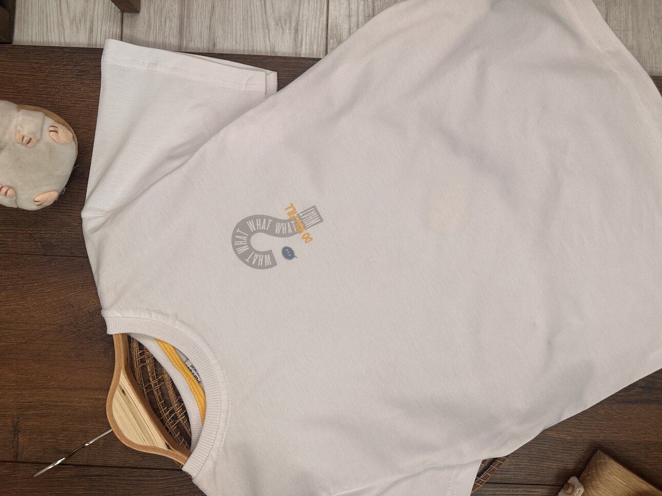 BEYAZ RENK ERKEK ÇOCUK BİSİKLET YAKA SORU İŞARETİ BASKILI PAMUKLU KISA KOLLU BEYAZ TSHIRT
