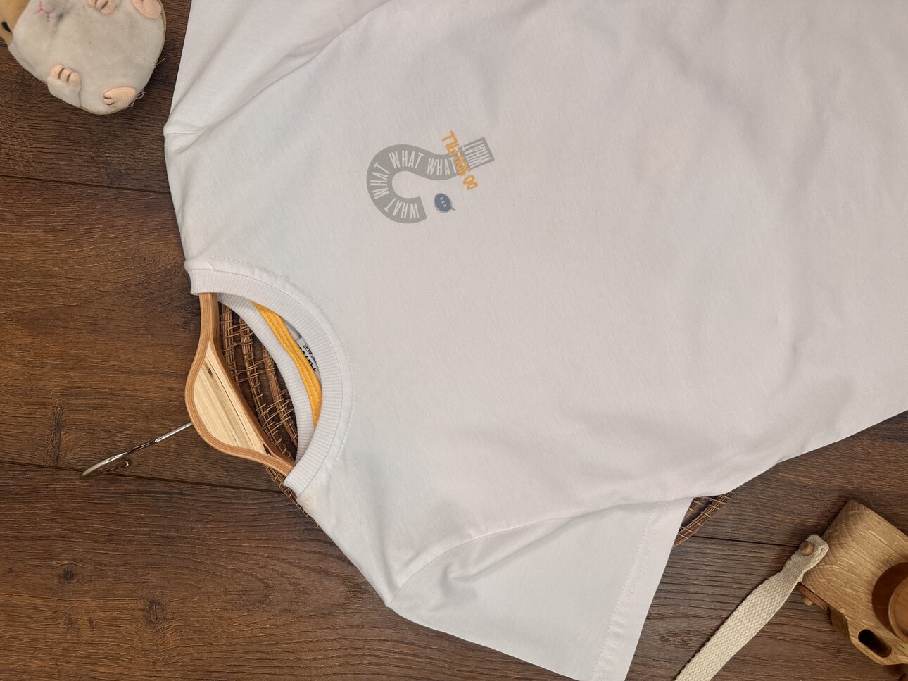 BEYAZ RENK ERKEK ÇOCUK BİSİKLET YAKA SORU İŞARETİ BASKILI PAMUKLU KISA KOLLU BEYAZ TSHIRT