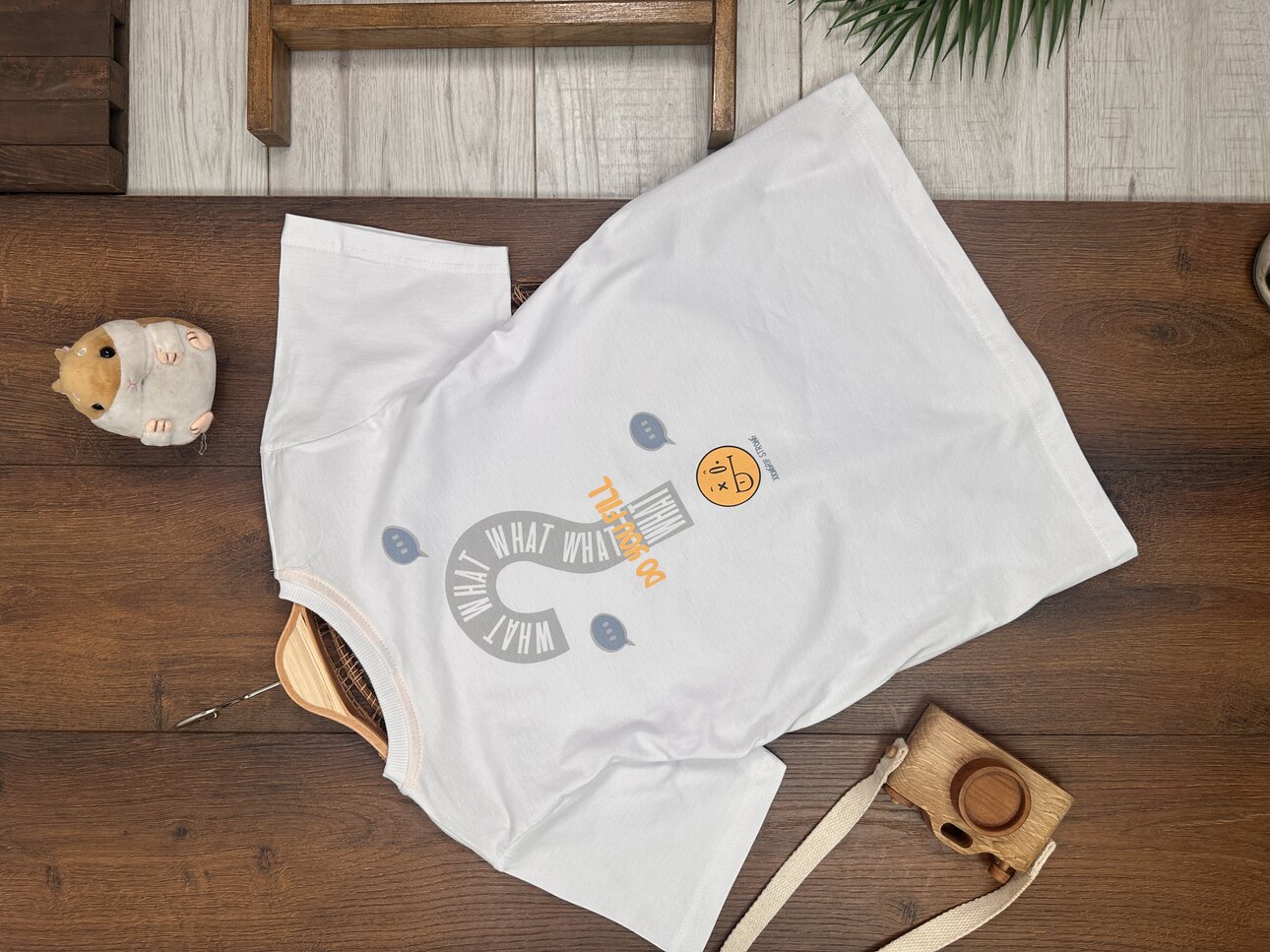 BEYAZ RENK ERKEK ÇOCUK BİSİKLET YAKA SORU İŞARETİ BASKILI PAMUKLU KISA KOLLU BEYAZ TSHIRT