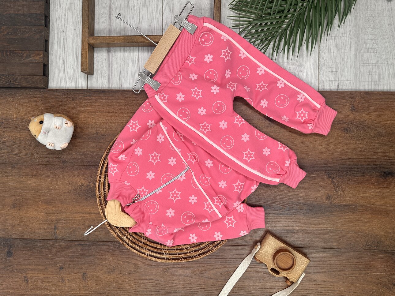 PEMBE RENK  FERMUARLI DİK YAKA ÇİZGİLİ ÇİZGİLİ PAÇALARI LASTİKLİ KIZ ÇOCUK & BEBEK TAKIM
