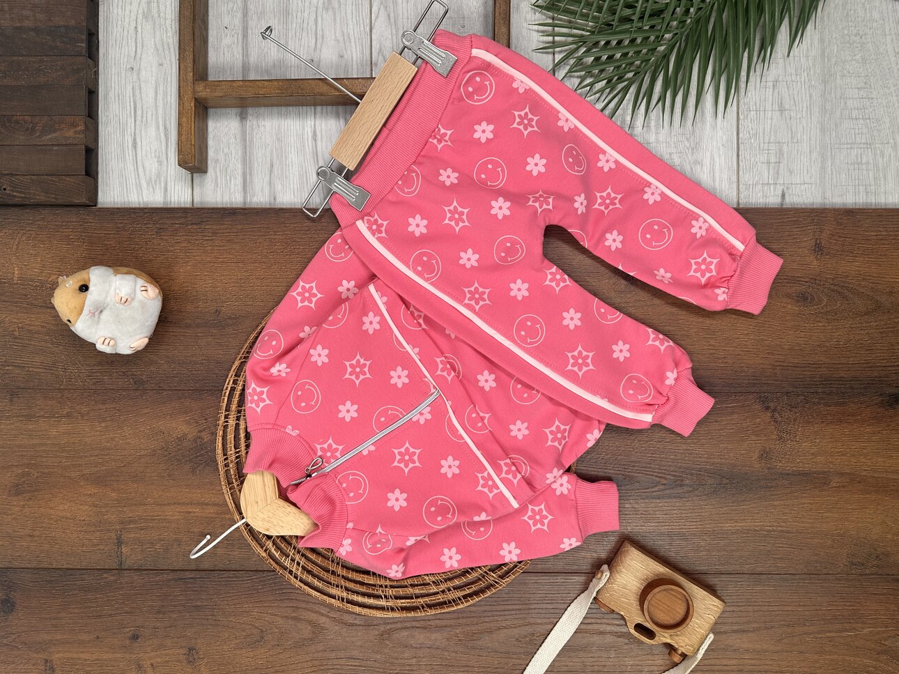 PEMBE RENK  FERMUARLI DİK YAKA ÇİZGİLİ ÇİZGİLİ PAÇALARI LASTİKLİ KIZ ÇOCUK & BEBEK TAKIM