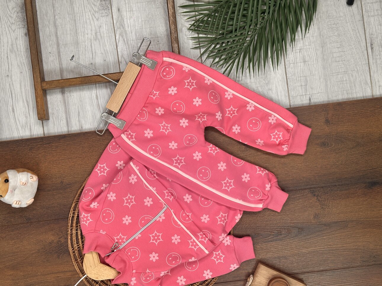 PEMBE RENK  FERMUARLI DİK YAKA ÇİZGİLİ ÇİZGİLİ PAÇALARI LASTİKLİ KIZ ÇOCUK & BEBEK TAKIM