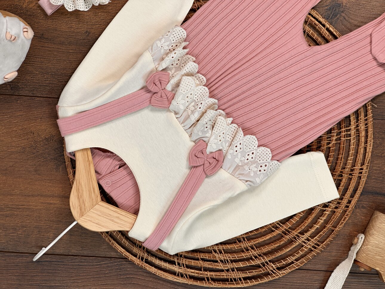 Pamuklu Dantel Detaylı Uzun Kollu Kız Bebek Tulum