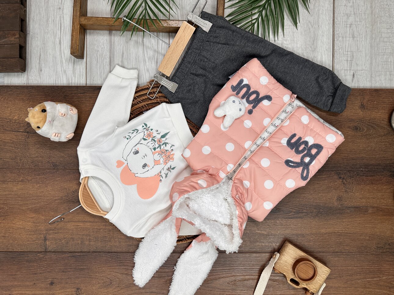 ÜÇ PARÇA KIZ UZUN KOLLU, KAPİŞONLU YELEKLİ, LASTİKLİ PAÇA, MEVSIMLİK KIZ ÇOCUK & BEBEK TAKIM