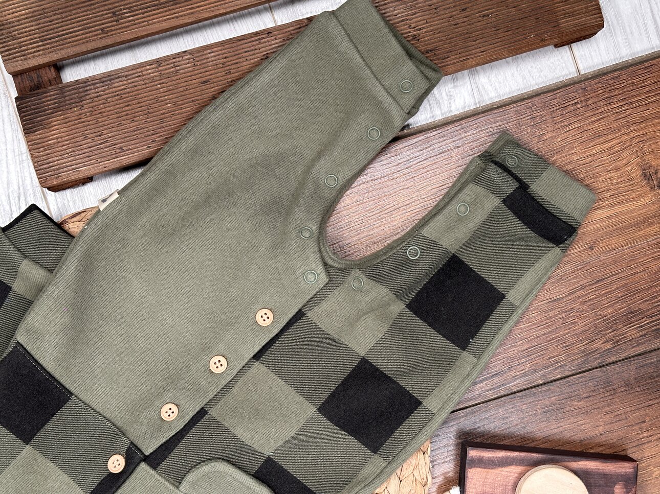 Pamuklu Ekoseli Düğme Detaylı Erkek Bebek Tulum