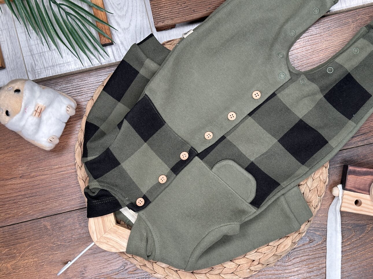 Pamuklu Ekoseli Düğme Detaylı Erkek Bebek Tulum