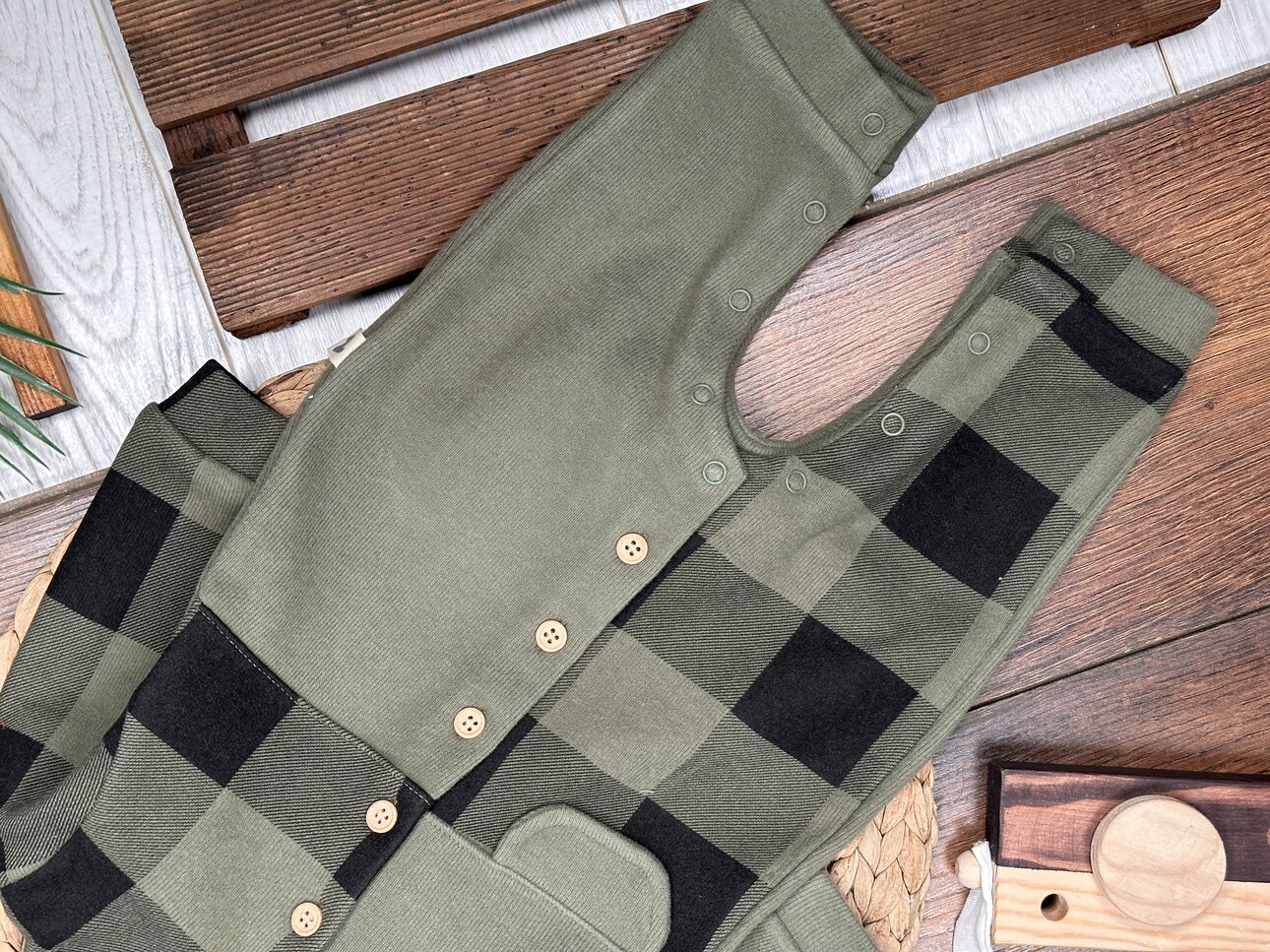 Pamuklu Ekoseli Düğme Detaylı Erkek Bebek Tulum