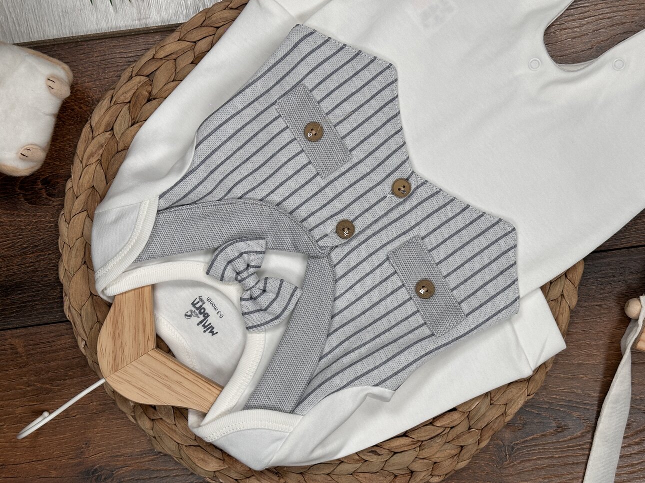 Pamuklu Papyon Detaylı Çizgili Erkek Bebek Tulum