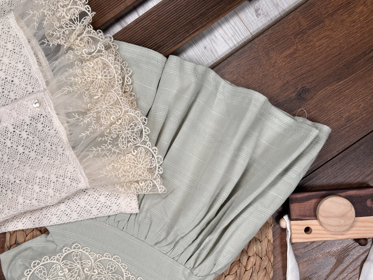 Pamuklu Dantel Detaylı Bolerolu 2li Kız Bebek Elbise