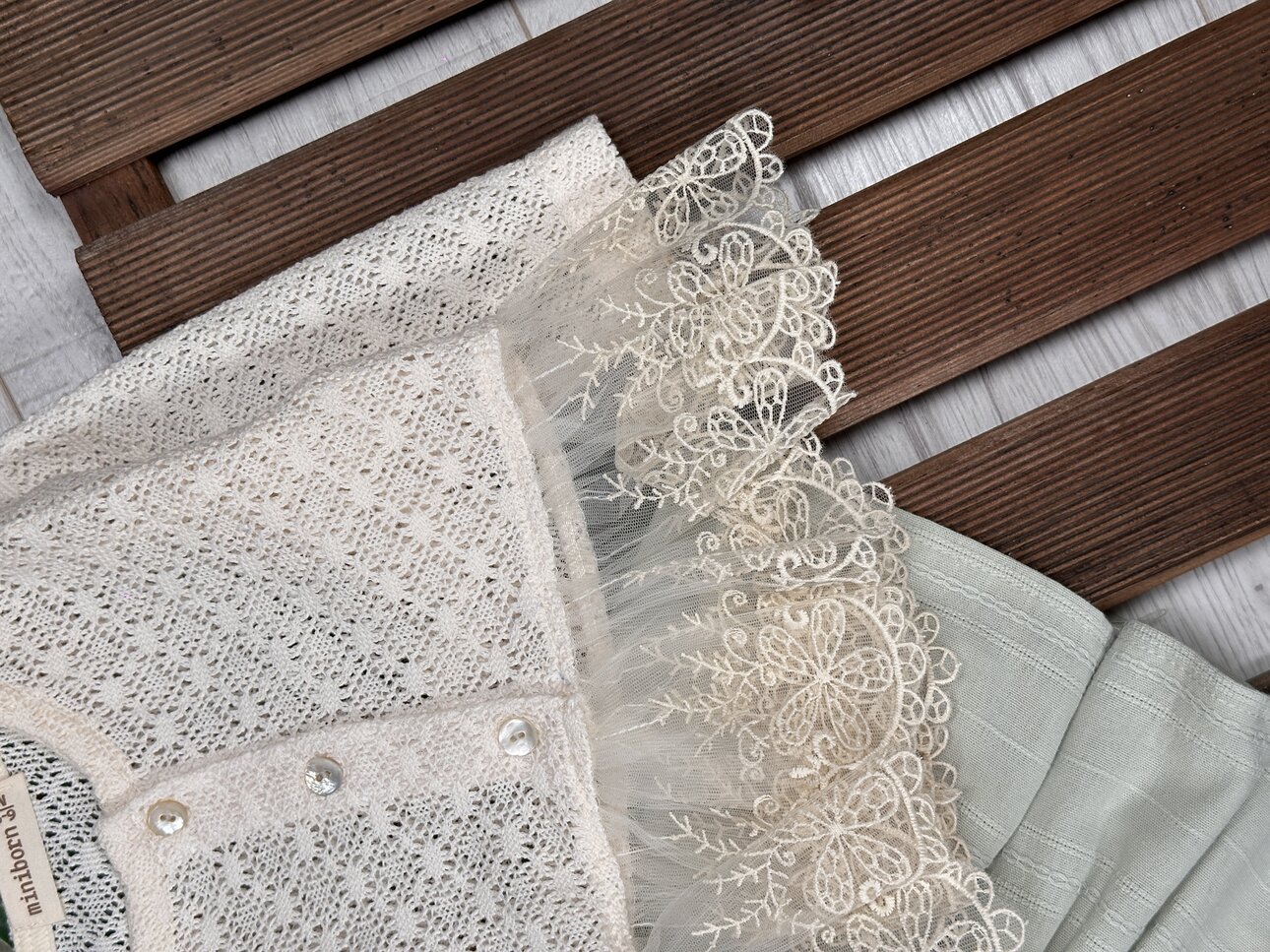 Pamuklu Dantel Detaylı Bolerolu 2li Kız Bebek Elbise