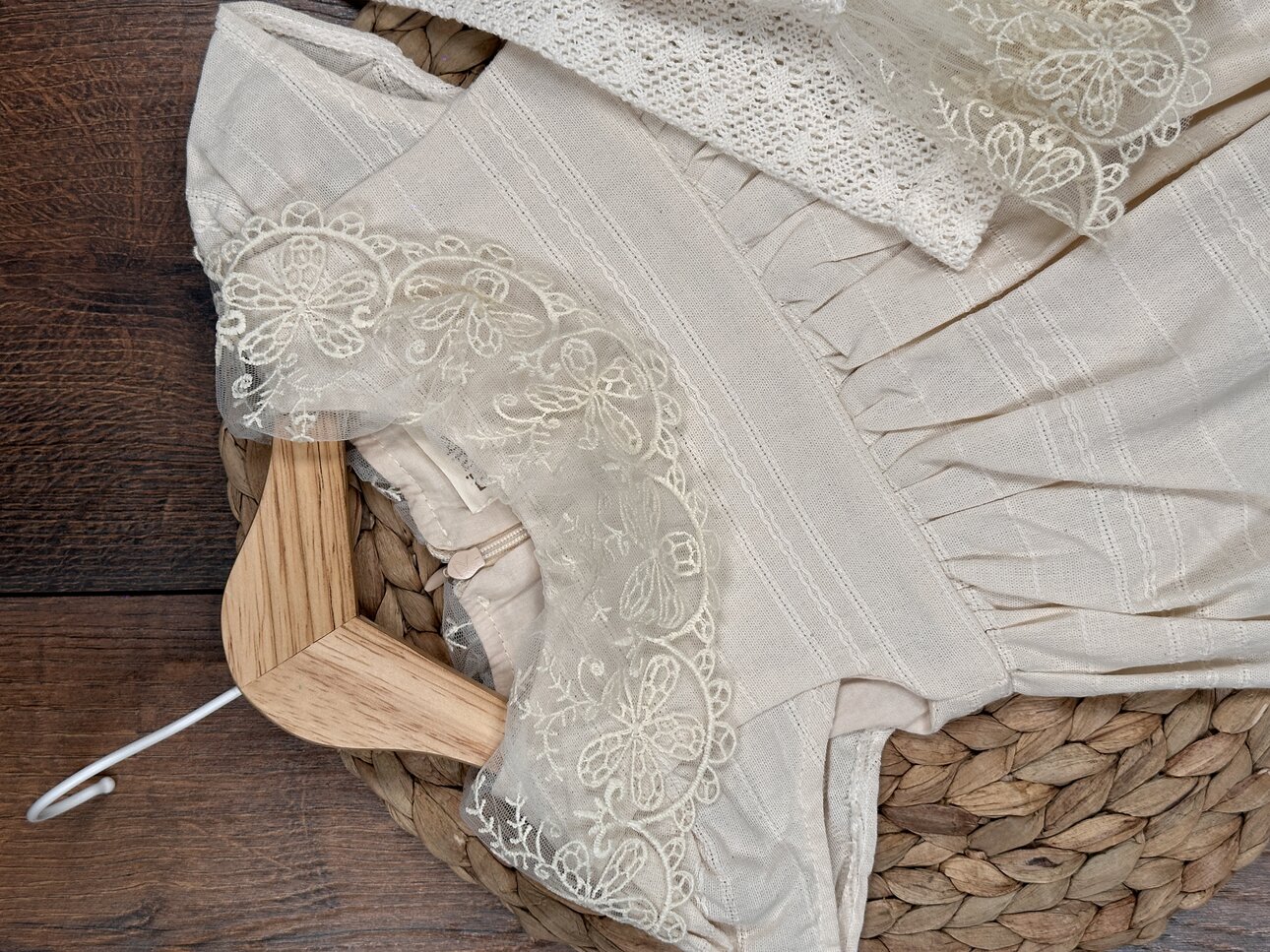 Pamuklu Dantel Detaylı Bolerolu 2li Kız Bebek Elbise