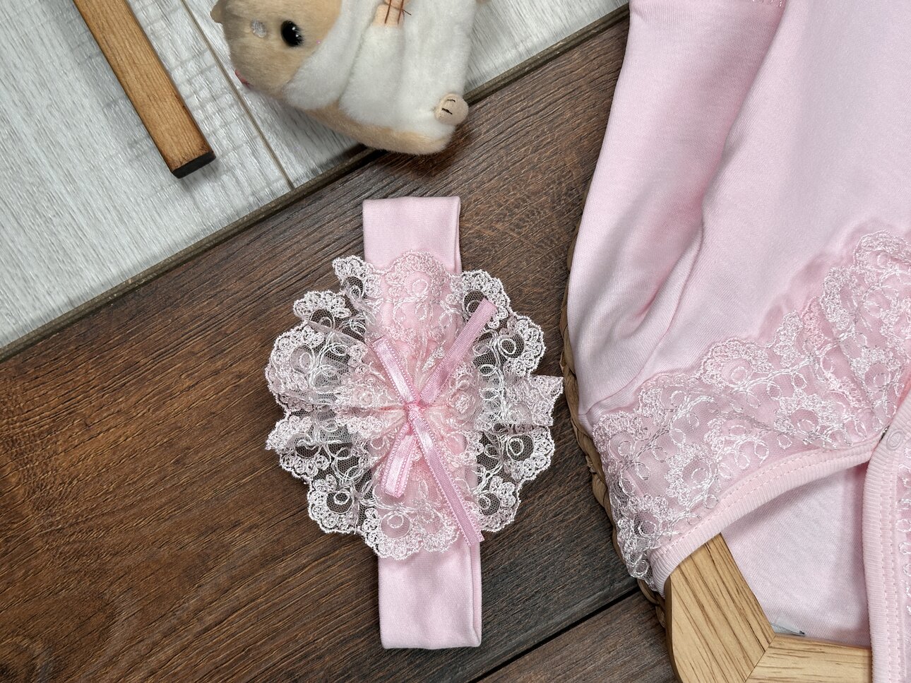 Pamuklu Dantel Detaylı Bandanalı 2 li Tulum Kız Bebek Takım