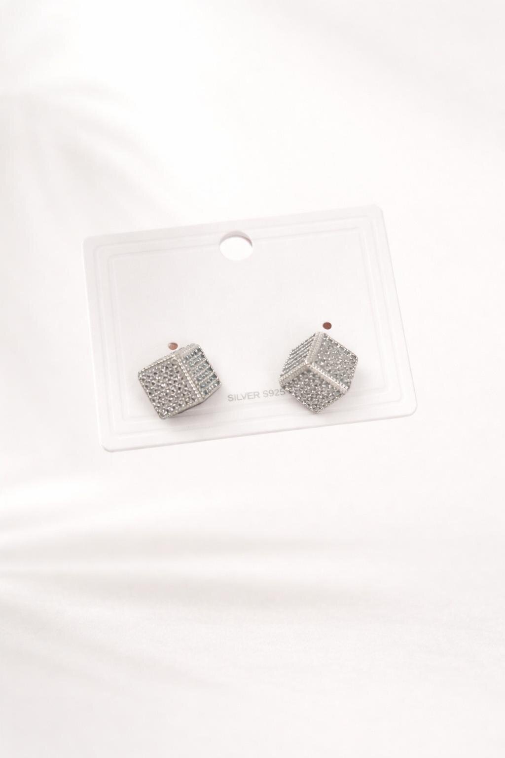 Küp Şeklinde Gümüş Renk Küpe 44