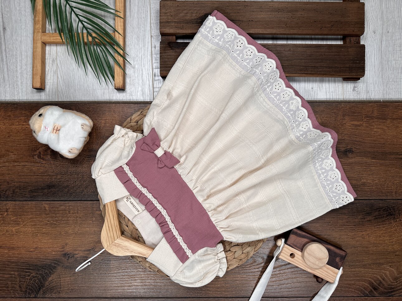 Organik Pamuklu Keten Dantel Detaylı Kız Bebek Elbise