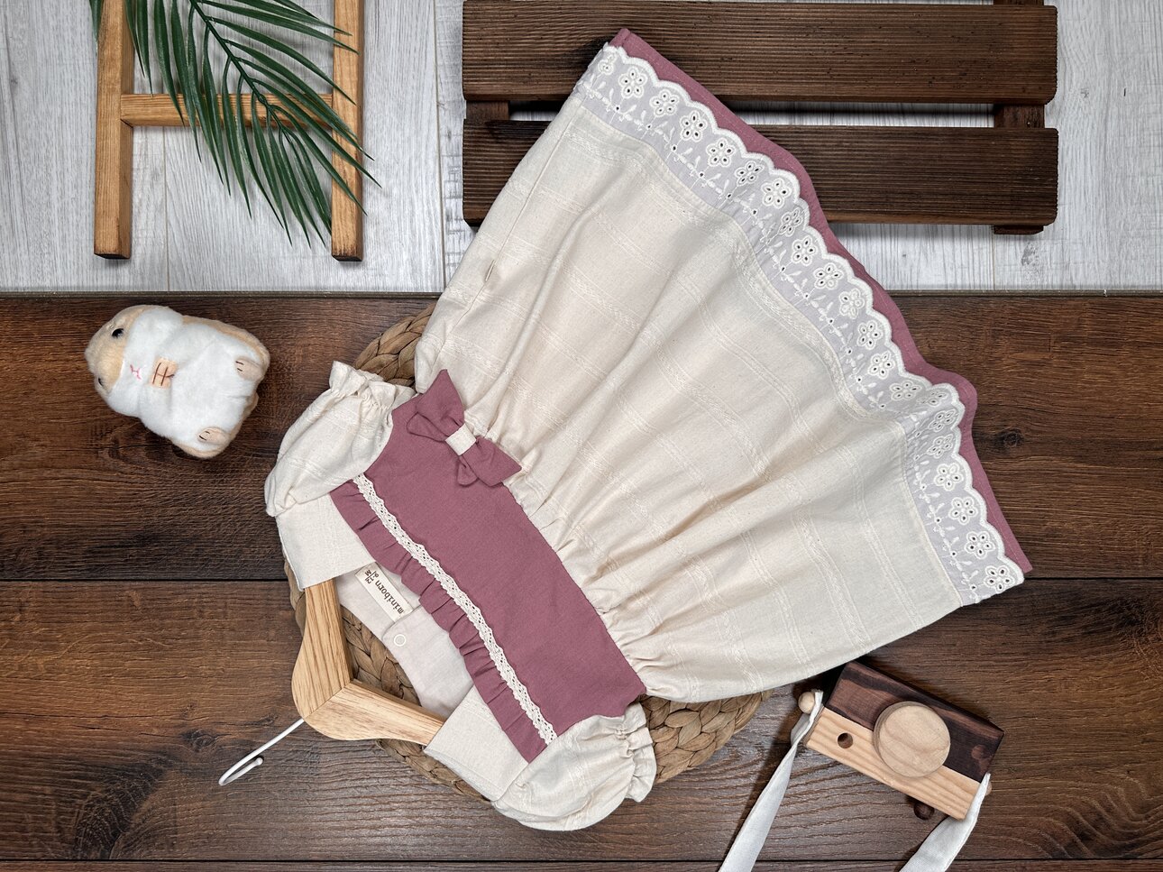 Organik Pamuklu Keten Dantel Detaylı Kız Bebek Elbise