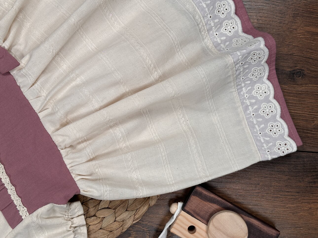 Organik Pamuklu Keten Dantel Detaylı Kız Bebek Elbise