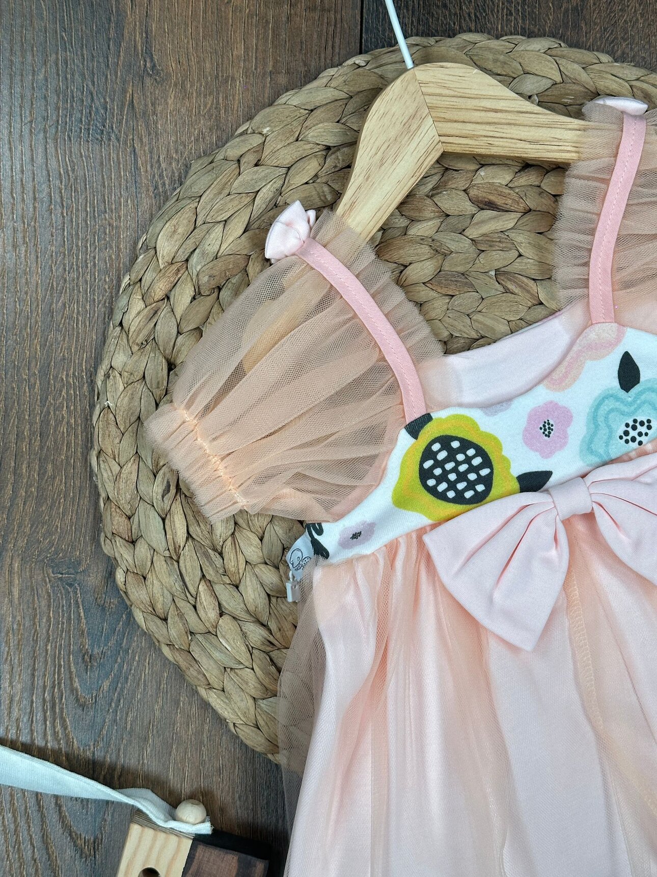 Organik Pamuklu Arkası Fiyonk Detaylı Çiçek Desenli Kız Bebek Elbise