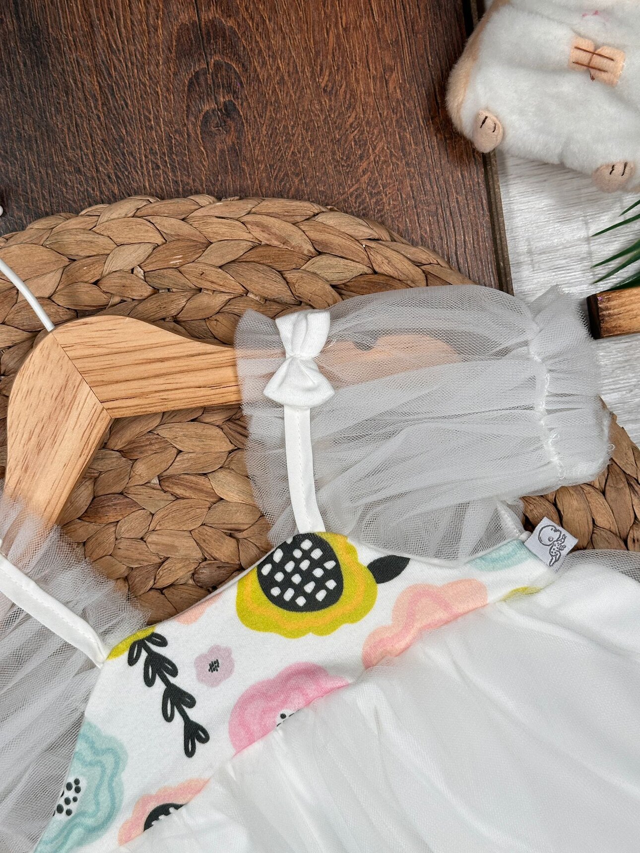 Organik Pamuklu Arkası Fiyonk Detaylı Çiçek Desenli Kız Bebek Elbise