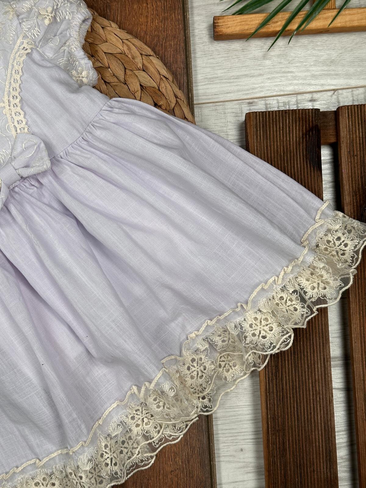 Organik Dantel İşlemeli Fiyonk Detaylı Kız Bebek Elbise