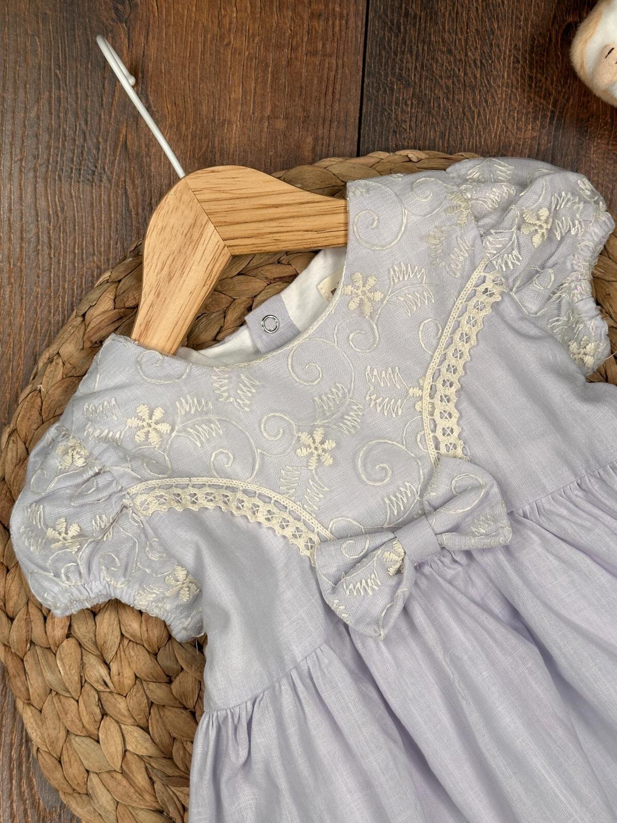 Organik Dantel İşlemeli Fiyonk Detaylı Kız Bebek Elbise