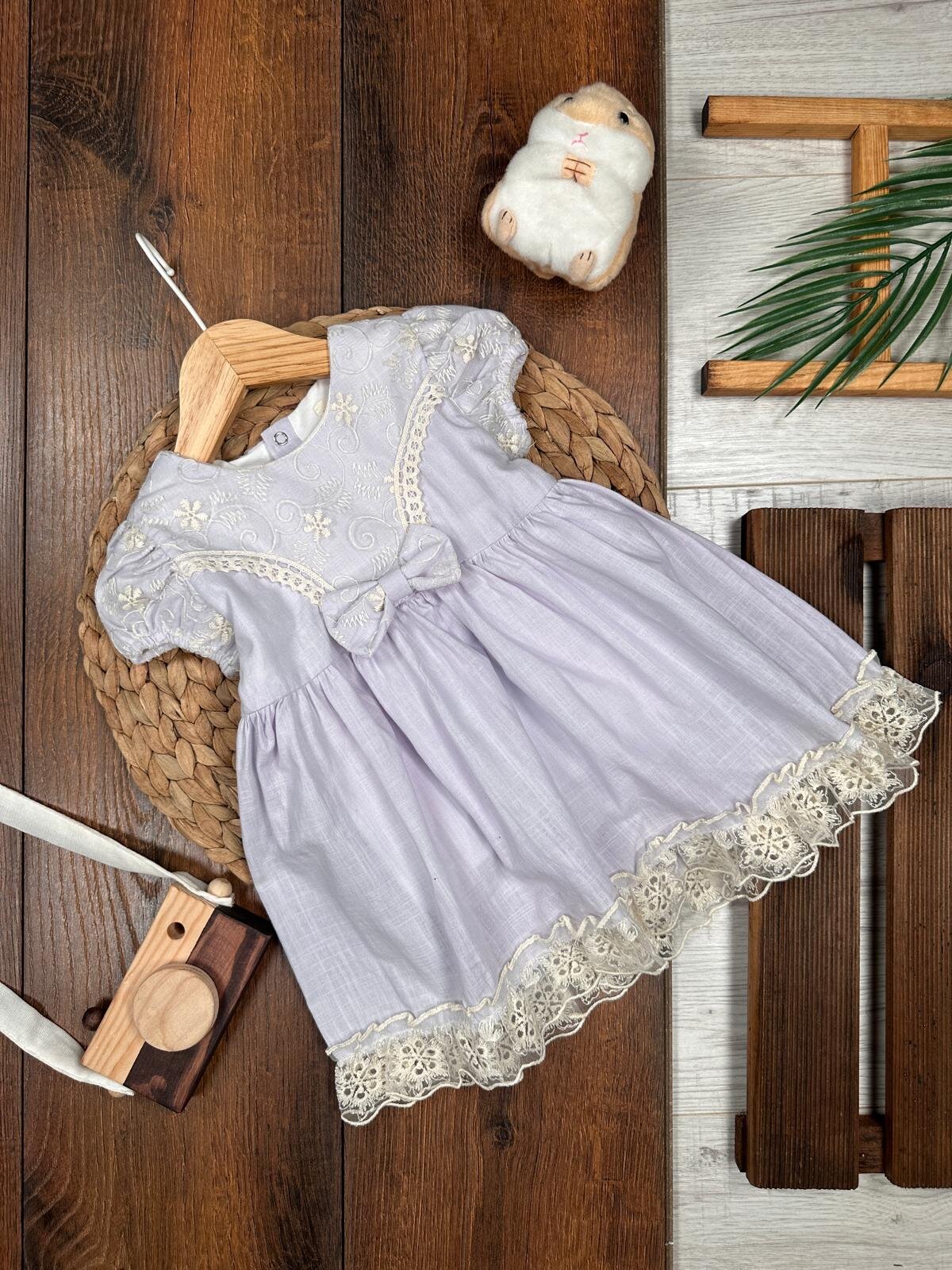 Organik Dantel İşlemeli Fiyonk Detaylı Kız Bebek Elbise