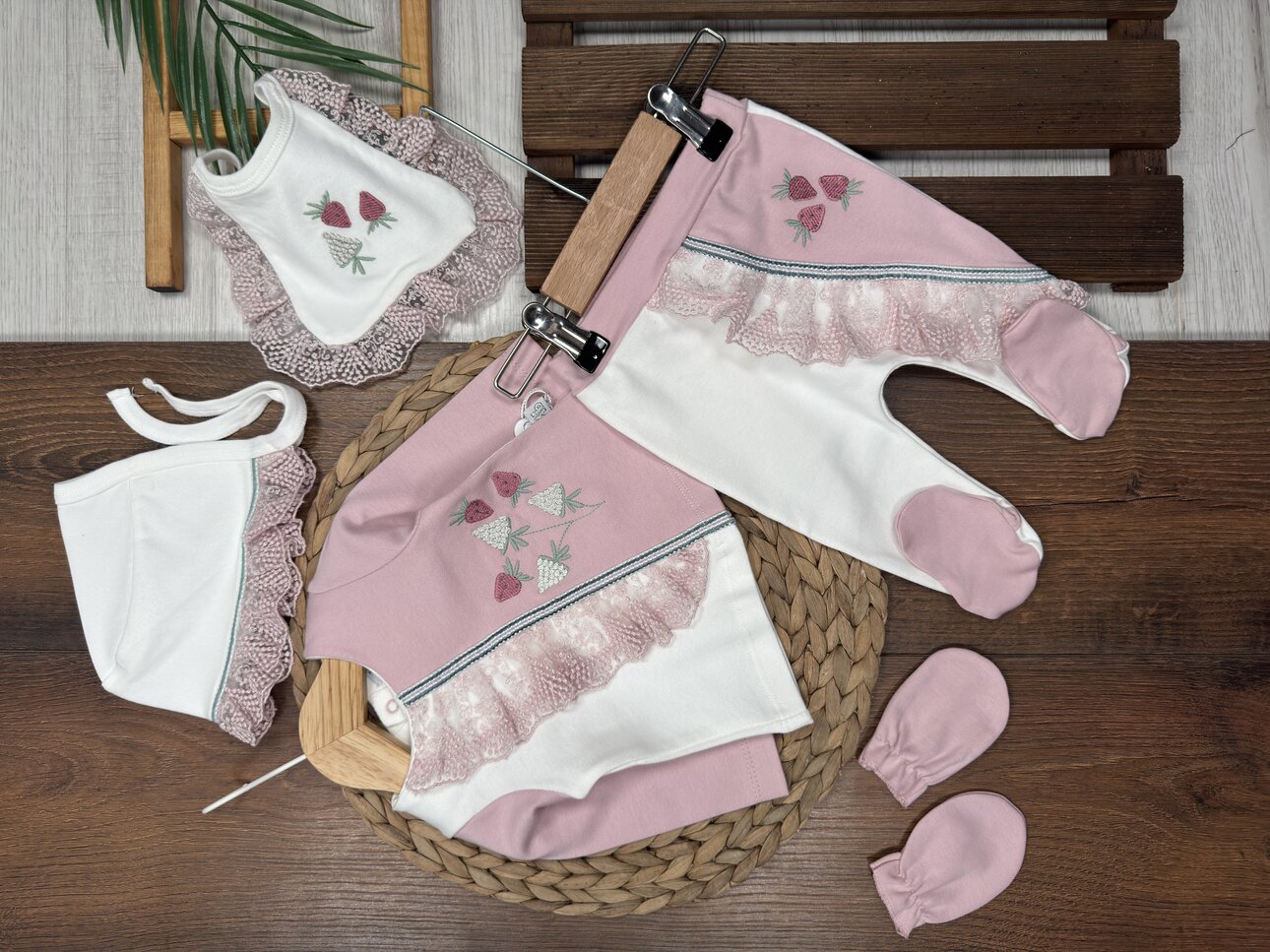 Yenidoğan %100 Pamuk Kız Bebek Çilek Nakış Detaylı 5li Hastane Çıkış Seti