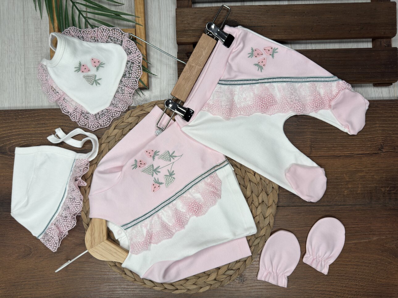 Yenidoğan %100 Pamuk Kız Bebek Çilek Nakış Detaylı 5li Hastane Çıkış Seti