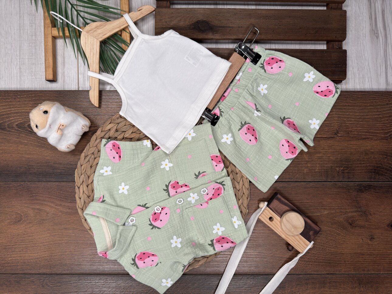 Pamuklu Çilek Detaylı Müslin 3lü Kız Bebek Şortlu  Takım