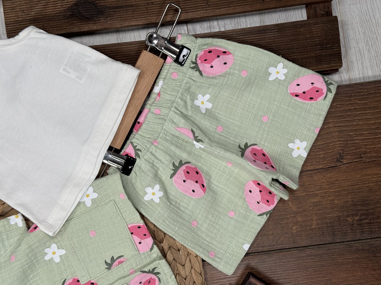 Pamuklu Çilek Detaylı Müslin 3lü Kız Bebek Şortlu  Takım