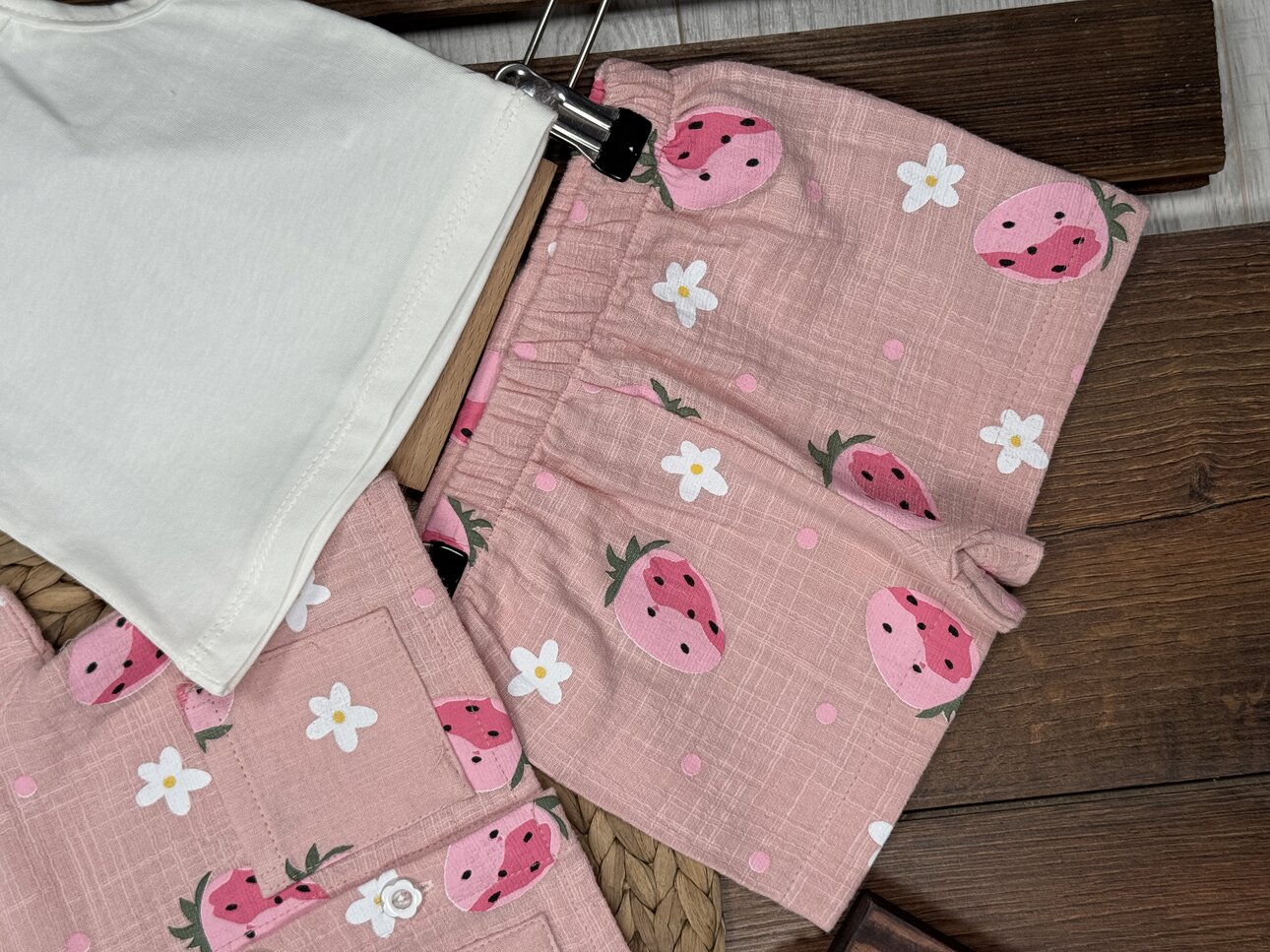 Pamuklu Çilek Desenli Müslin 3lü Kız Bebek Şortlu Takım