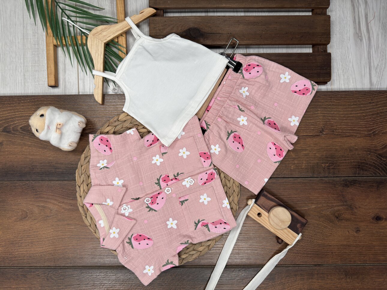 Pamuklu Çilek Desenli Müslin 3lü Kız Bebek Şortlu Takım